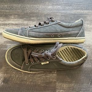 Taos Moc Star Grey Distressed Sneaker size 9.5